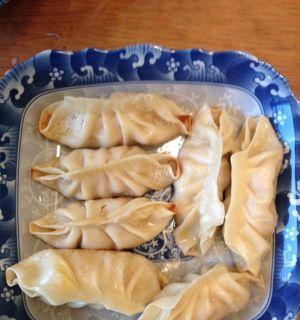 美味猪肉小葱锅贴的制作方法（传统美食的制作技巧）