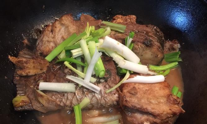 彩椒烧鱼块，味道鲜美（制作彩椒烧鱼块的详细步骤及注意事项）