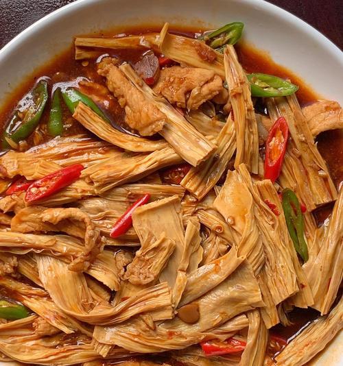 青蒜炒腐竹，营养美味双丰收（健康膳食）