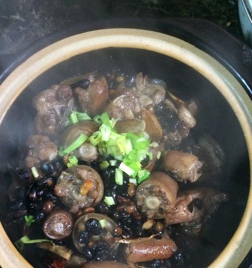 猪脚黑豆汤，补血养颜的美味佳肴（营养丰富）