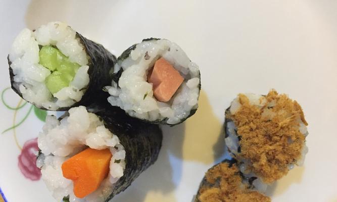 如何制作美味的紫菜包饭日名寿司（以日本风味为灵感）