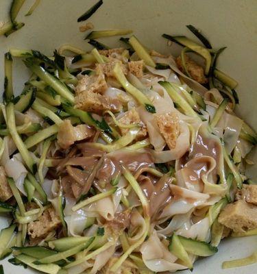 如何制作美味的凉皮儿（掌握凉皮制作关键）  第1张