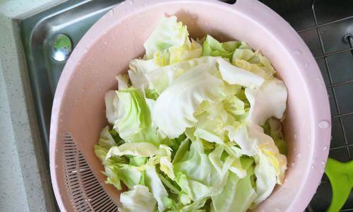 一道美味的家常菜——猪肉丝炒圆白菜（新手也能轻松做出的营养美食）