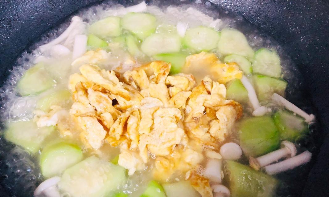 紫菜丝瓜肉片汤的做法（美味清热汤菜）
