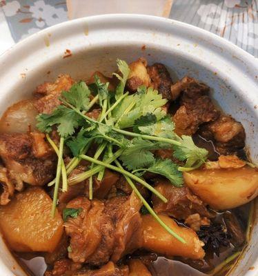 秘制白萝卜红烧猪脚（家常美食）