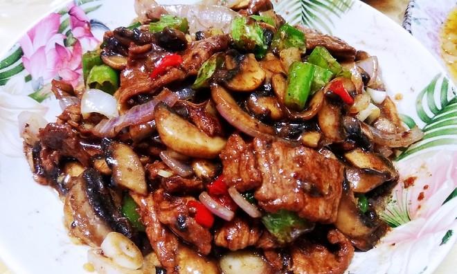 青红椒炒蘑菇，做法一步到位（美味健康的素菜）