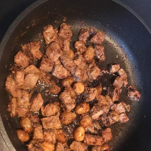 草莓牛肉粒（以新鲜草莓为主要材料）