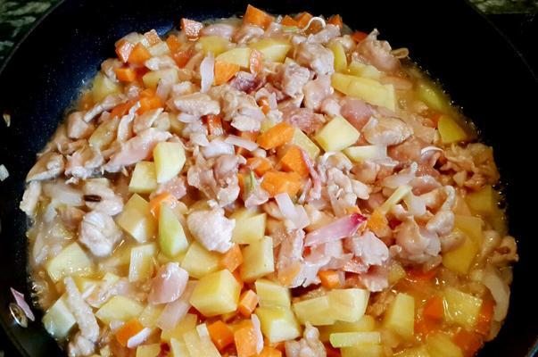 自制咖喱饭的做法（如何用简单的步骤制作美味可口的咖喱饭）