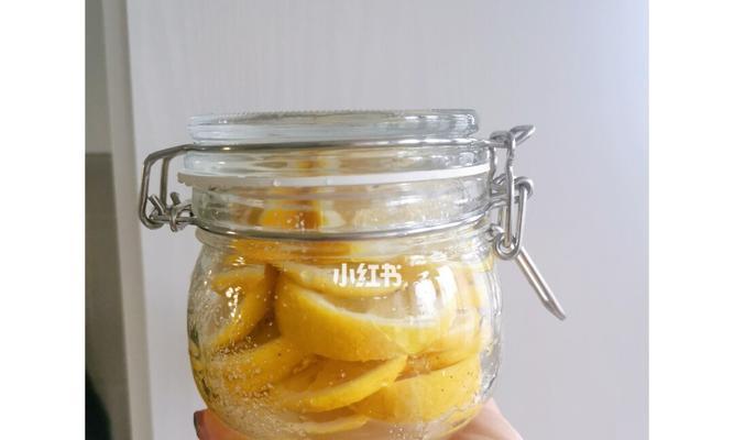用白糖制作的柠檬水（清凉解暑）