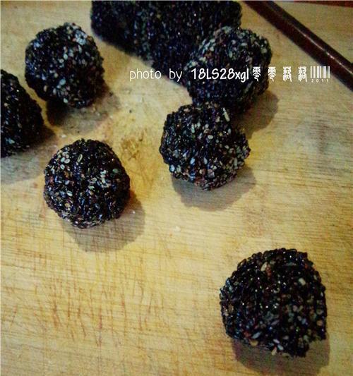 手工制作芝麻酥糖（教你如何制作经典的传统糖果）