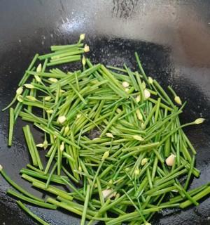 自制韭菜花，做出美味佳肴（用韭菜的清香为家人献上一道美食）