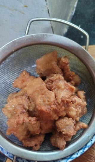 手把手教你炸出美味的五花肉（炸出酥脆金黄的五花肉）