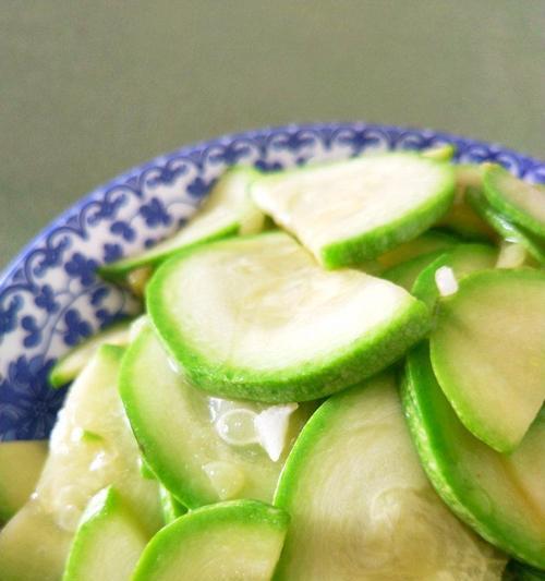 清炒西葫芦，家常美食的不二之选（口感清爽、色彩艳丽、营养丰富）