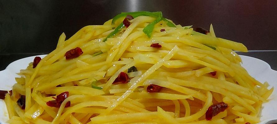 家常青椒肉丝土豆丝做法（快手美味青椒肉丝土豆丝的秘诀）