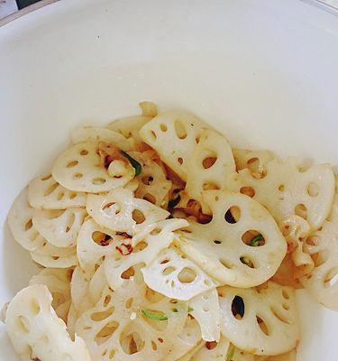 教你做出口感脆嫩的炒莲藕片（精选莲藕烹饪技巧一网打尽）