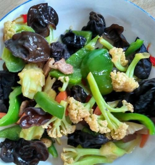 菜花木耳，营养美味的养生佳品（以清炒和蒸煮为例）