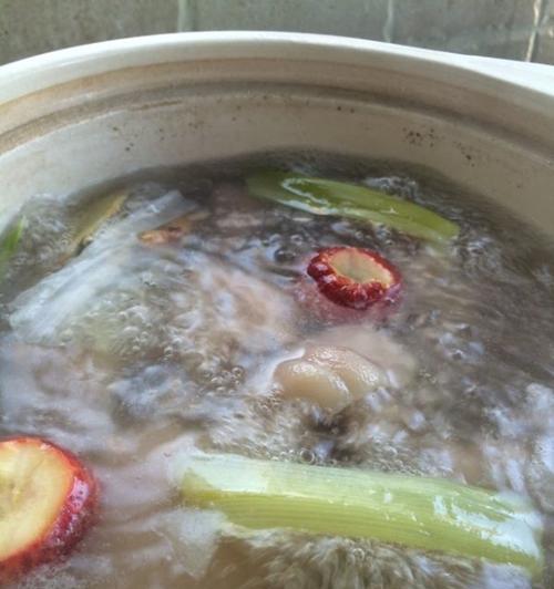 家常美味猪蹄海带花生汤（营养丰富、味道鲜美）