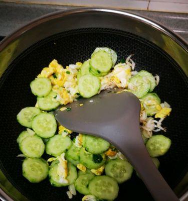 美味青椒虾皮炒蛋的做法（清爽美味）