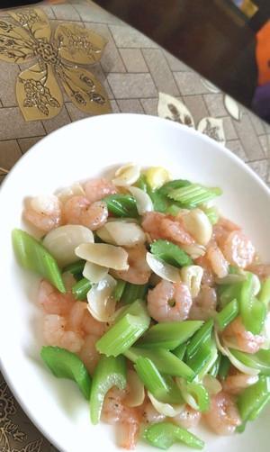 百合西芹虾仁的做法是什么？如何快速掌握这道菜的烹饪技巧？