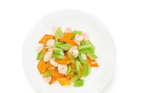 百合西芹虾仁的做法是什么？如何快速掌握这道菜的烹饪技巧？  第2张