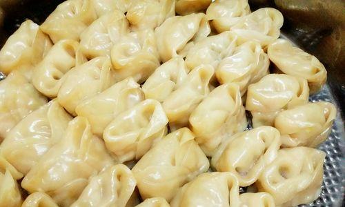 手把手教你做美味蒸饺子（从包馅到蒸出香气）