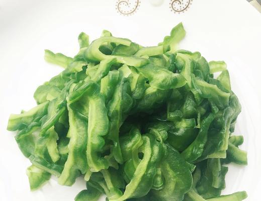猪扒丝炒苦瓜怎么做？这道菜的制作步骤是什么？  第3张