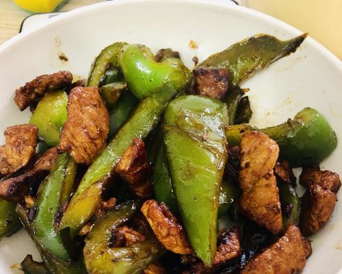 香辣青椒炒洋河（用洋河和青椒烹饪的一道美味佳肴）