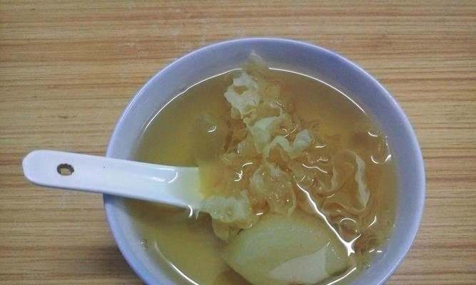 冰糖雪梨菊花水怎么做？有哪些健康益处？