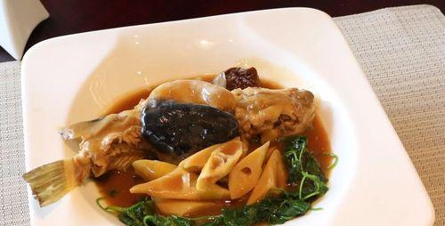 白汤河豚的烹饪艺术（尽显美食大师的功力）