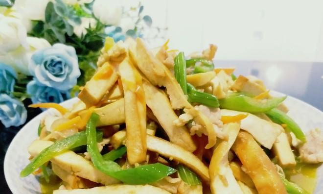 简单易学的青椒炒米豆腐做法（美味营养的素食佳肴）