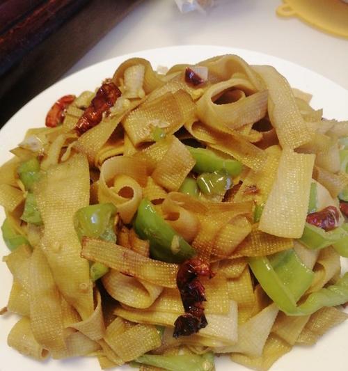 用青椒点缀香脆豆皮，简单又美味的做法（青椒炒豆皮）