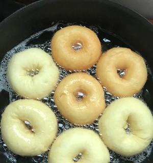 如何在家轻松制作美味的甜甜圈？制作过程中常见的问题有哪些？  第3张
