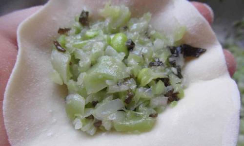 手工制作芸豆馅饺子（传统美食口感回味无穷）