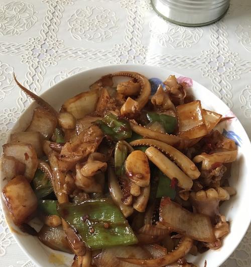 如何烹制美味爆炒章鱼（掌握关键步骤）
