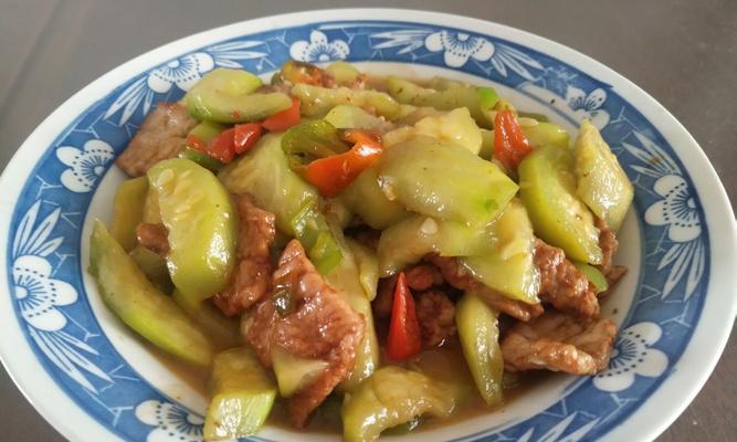 肉片炒丝瓜怎么做？步骤和技巧有哪些？