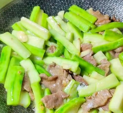 肉片炒丝瓜怎么做？步骤和技巧有哪些？  第2张