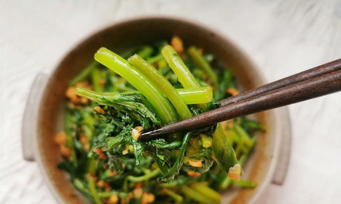 清炒茼蒿，营养美味（掌握清炒茼蒿的窍门）
