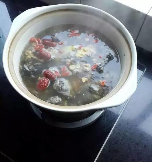 健康美味清炖乌鸡汤（健康饮食）