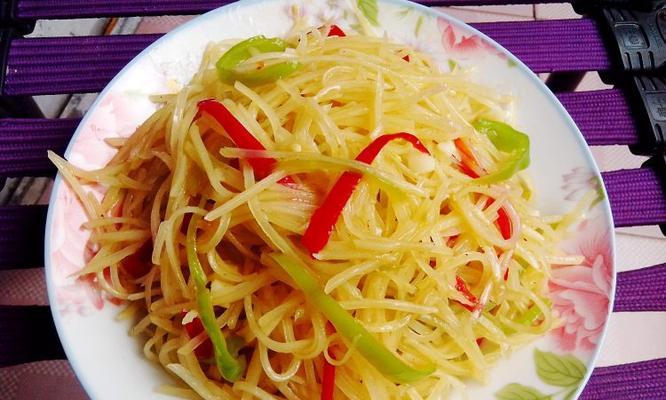 清爽美味的彩椒土豆丝（家庭美食）