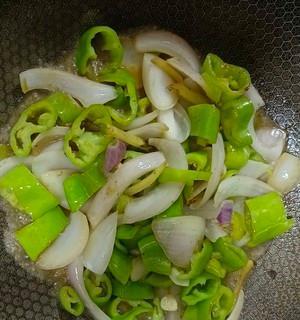 青椒洋葱炒肉丝的做法是什么？步骤详解有吗？  第2张