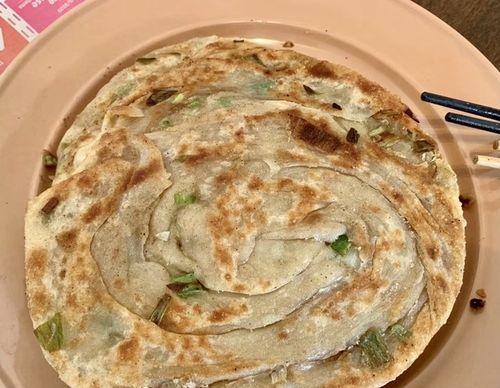 学会做本帮葱油饼，品味上海美食（手把手教你制作美味酥脆的本帮葱油饼）