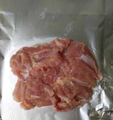 去骨油鸡腿的制作方法（让你在家也能尝到外面的美食/味道鲜美）