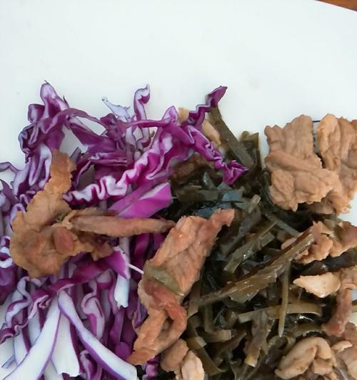 青萝卜玫瑰花的美食创意（教你用青萝卜做出惊艳的玫瑰花造型美食）