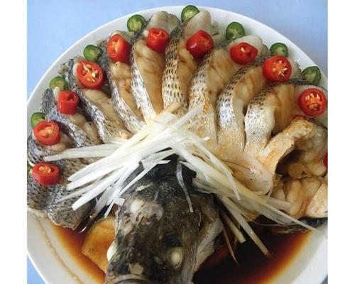 清蒸鲈鱼家常菜怎么做？步骤和技巧有哪些？  第3张