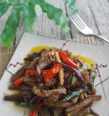 美味香辣茄子的制作方法（一道简单易学的中式美食）
