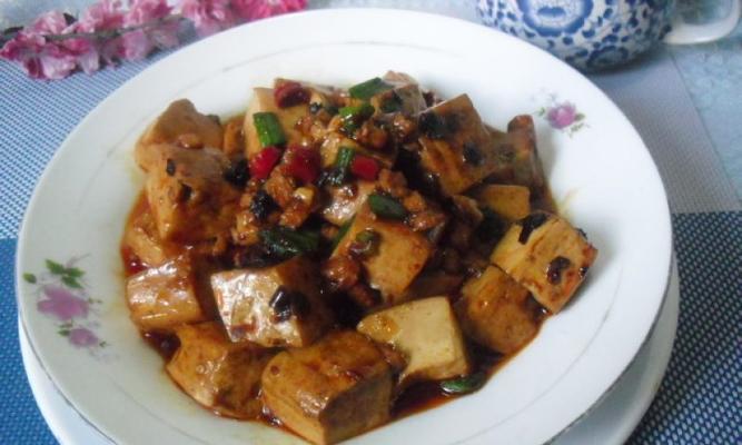 青蒜烧豆腐——营养美味的家常佳肴（青蒜烧豆腐的做法及制作技巧）