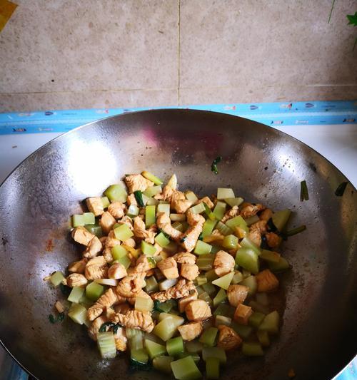 豌豆鸡丁的做法是什么？如何快速制作美味的豌豆鸡丁？  第3张