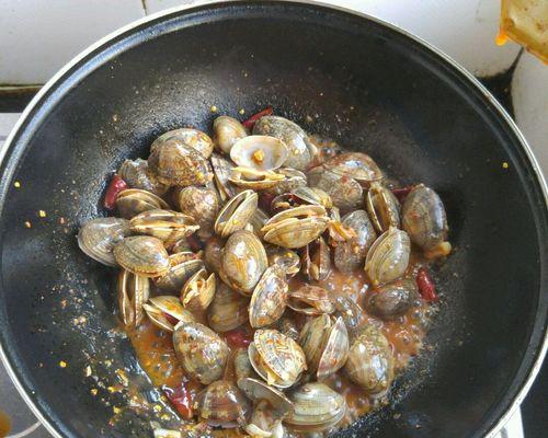 炒黄蚬子，鲜美可口的美食（掌握炒黄蚬子的技巧）