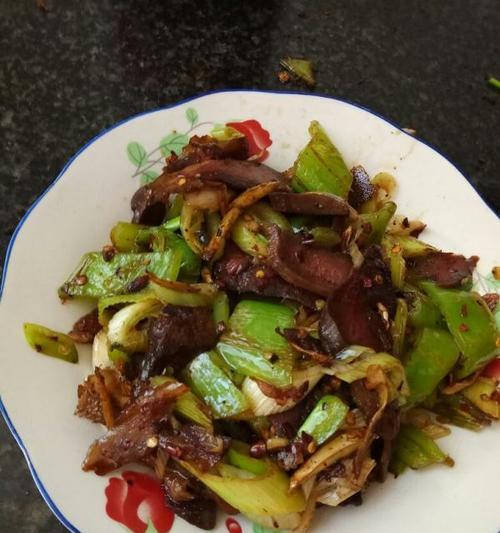 青椒炒卤猪舌的做法是什么？如何在家轻松制作？