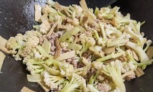 肉沫圆椒炒菜花的做法是什么？步骤详解如何做？